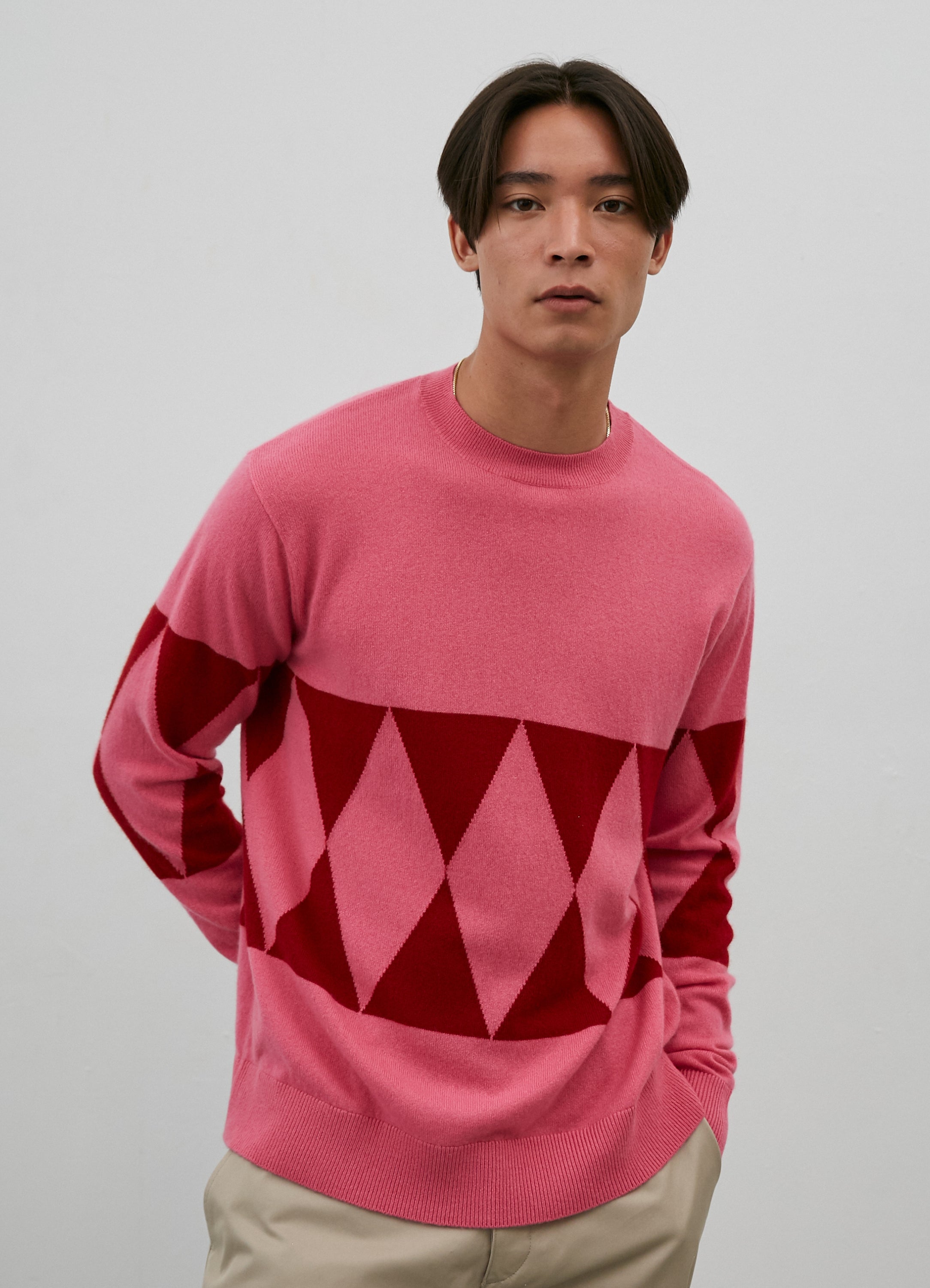 Model’s height 6’ 2”. Model wears a size Medium