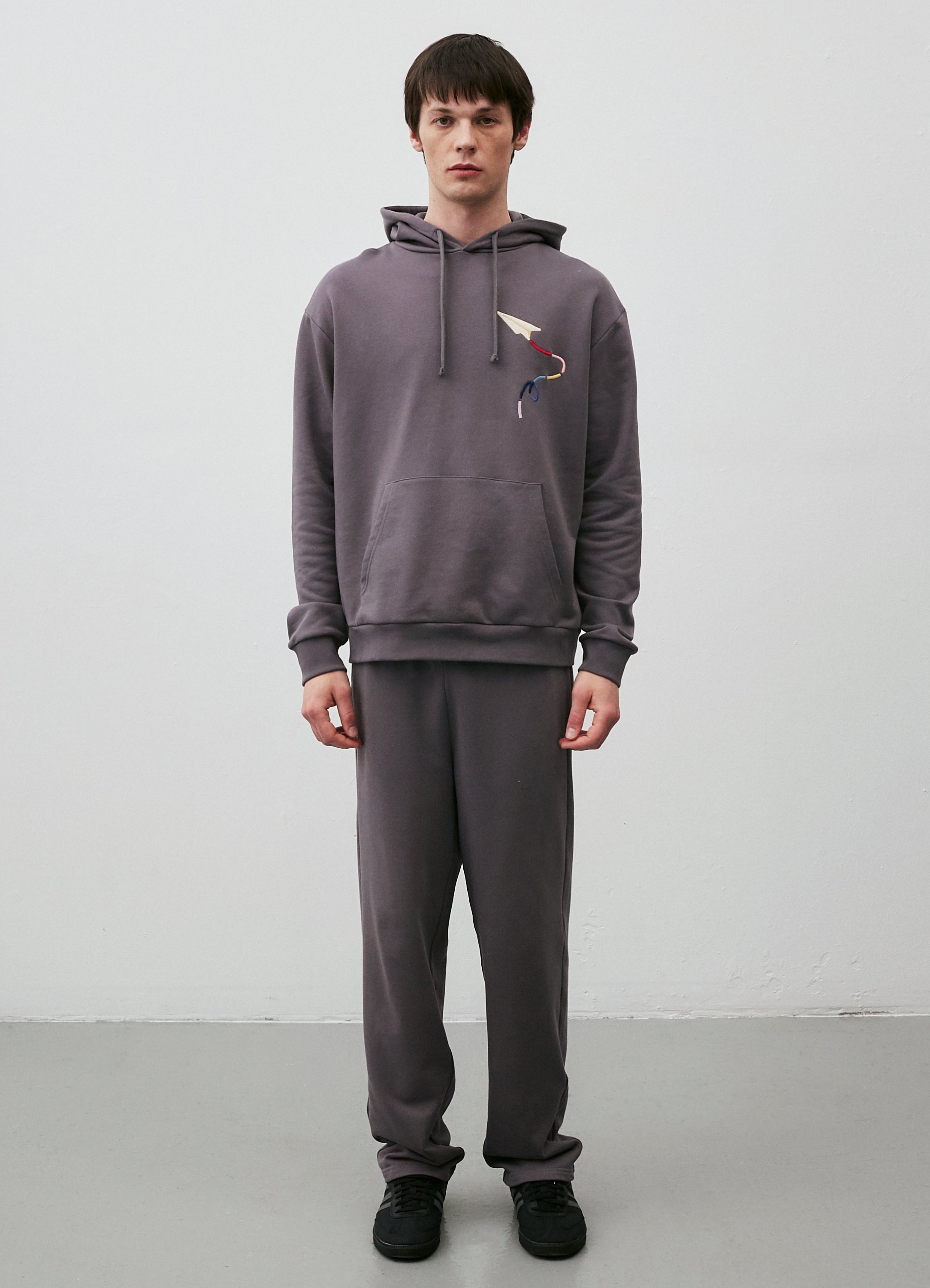 Model’s height 6´ 1.5”. Model wears a size Large.